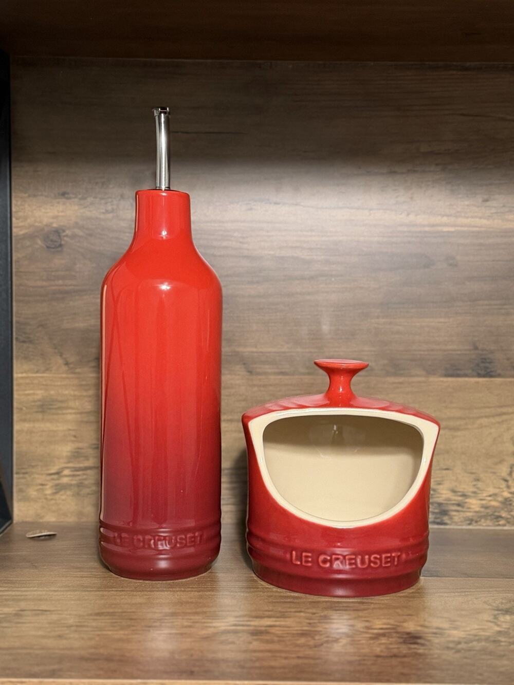 Le Creuset Cerise Stoneware Signature Oil Cruet 600ml / 20oz & Sat Keeper Set